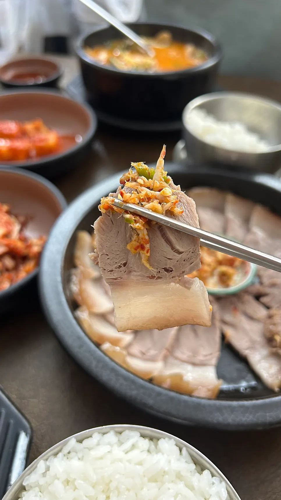 Boiled pork topped with spicy chili seasoning