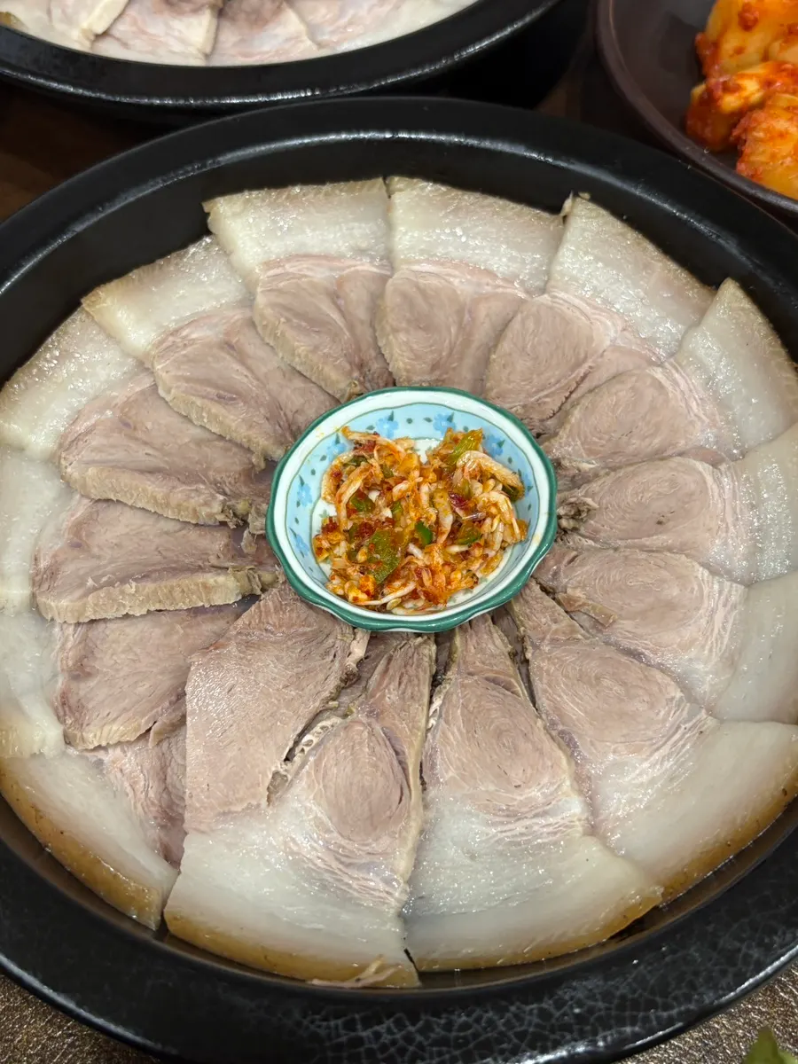 Suyuk-baekban served with a mountain of rice and bone broth