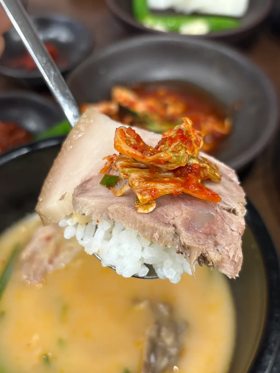 A plate of suyuk with an even ratio of lean meat and fat