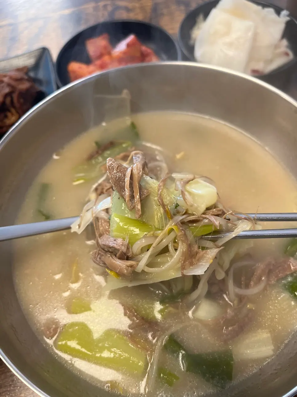 정갈하게 차려진 하얀육개장 한 끼