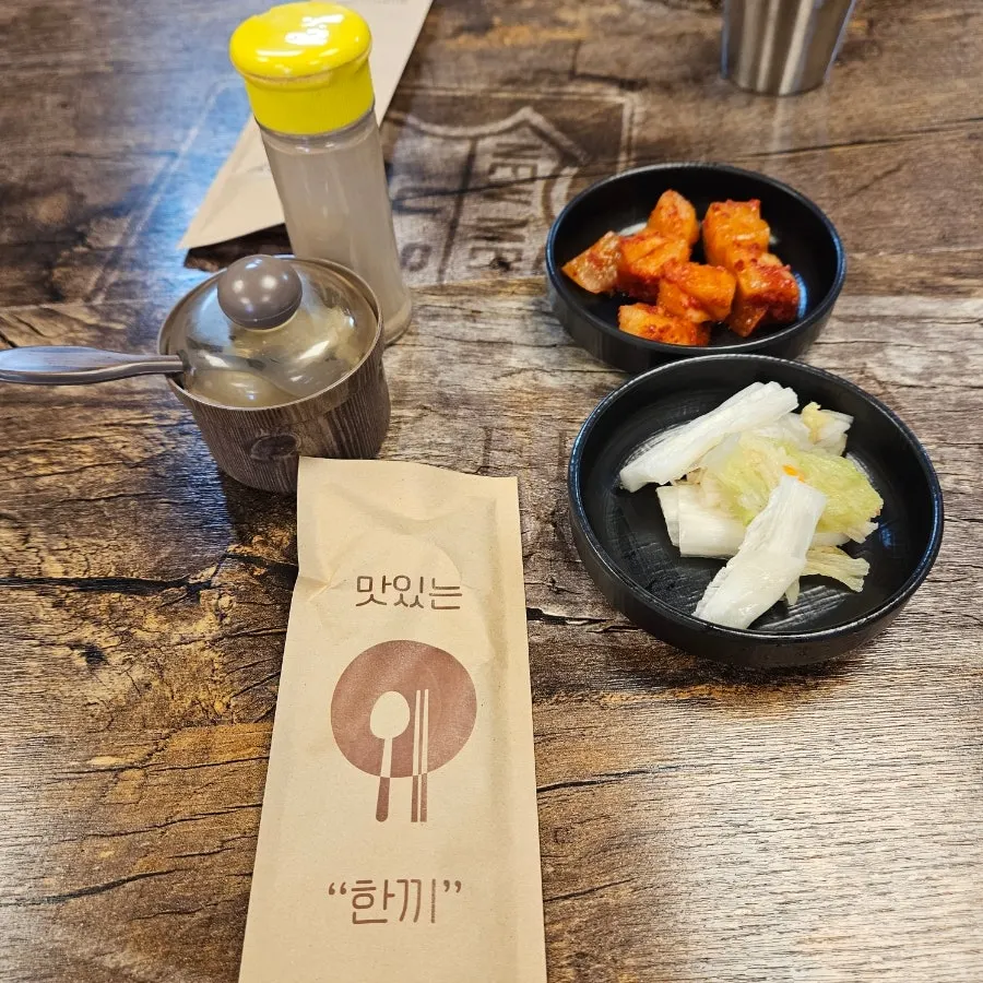 마늘과 깍두기, 백김치 기본 반찬 상차림