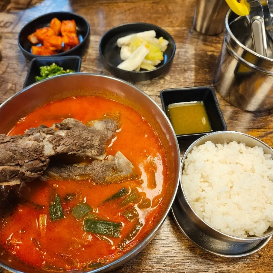 왕갈비 두 대가 올라간 왕갈비육개장 한 그릇