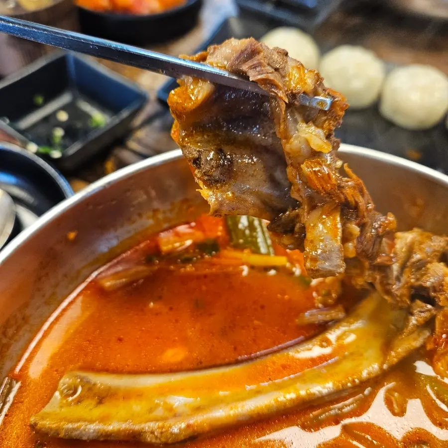 살을 발라낸 왕갈비와 육개장 국물