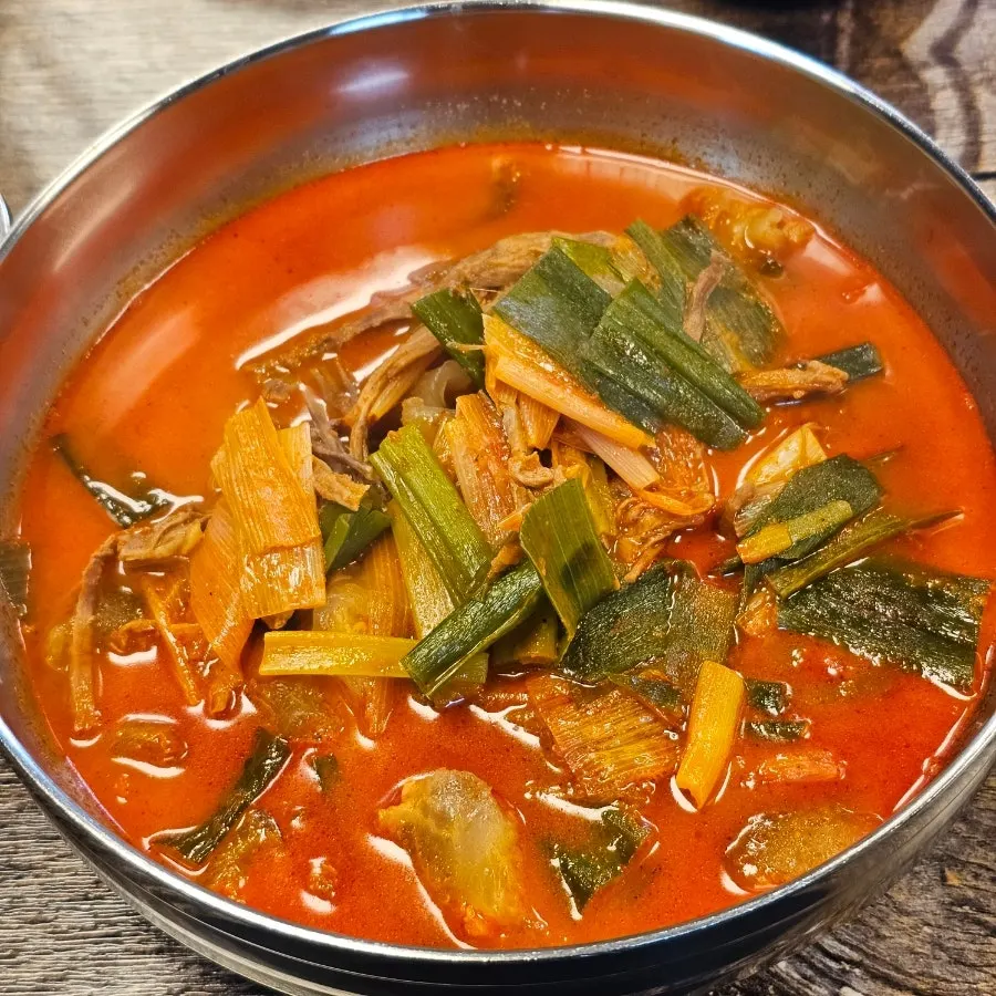 파와 양지고기가 가득한 힘줄육개장