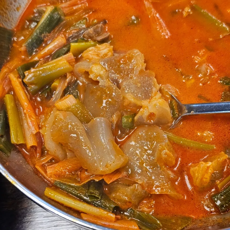 힘줄육개장에서 건져 올린 푸짐한 고기