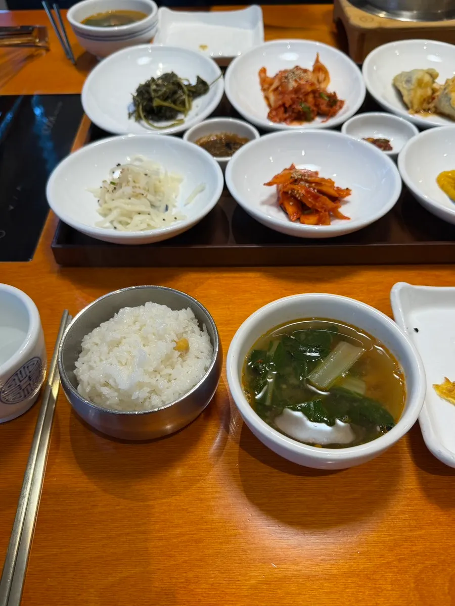 솥밥과 곱창김 반찬 구성 관련 이미지