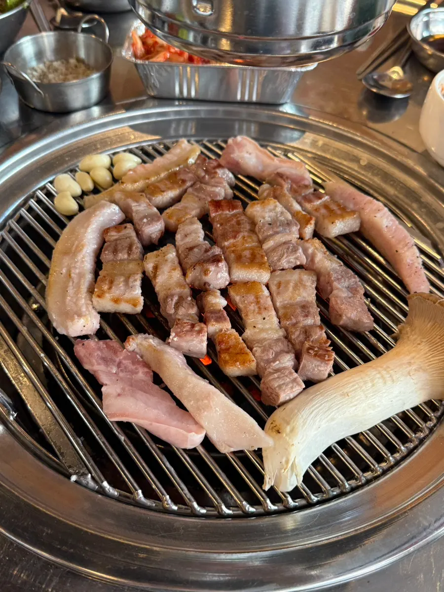 연탄불 위에 올린 도톰한 삼겹살