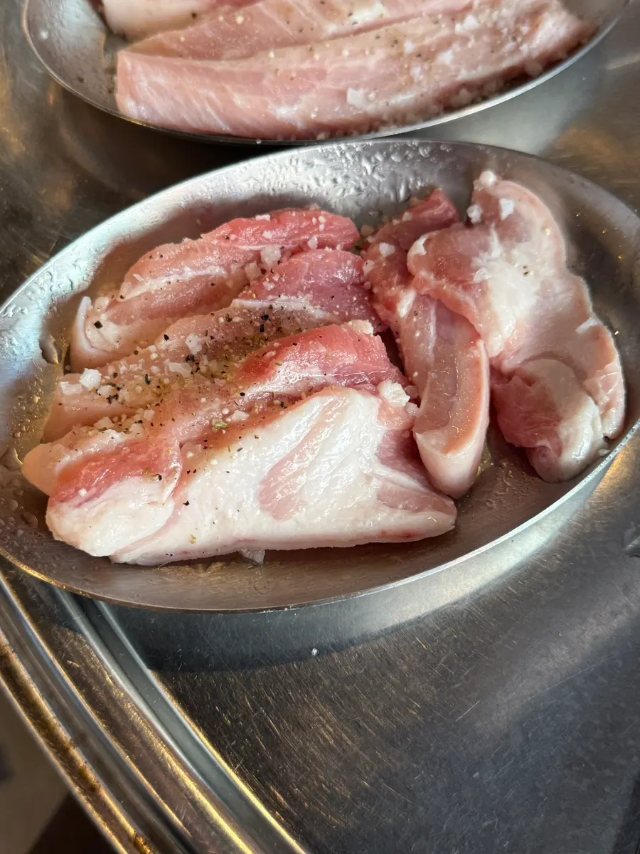 육즙을 머금은 연탄구이 삼겹살