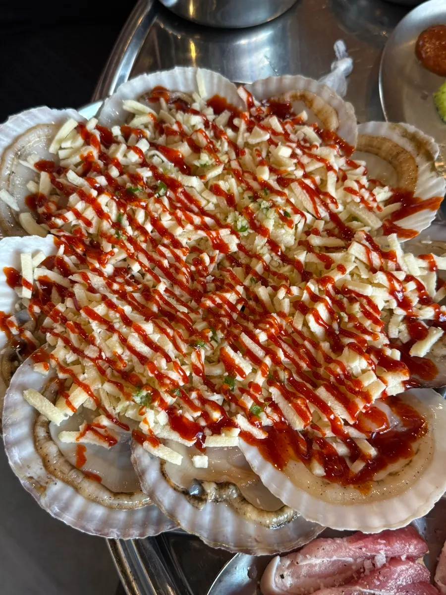 여러 돼지고기 부위를 번갈아 즐기는 상차림