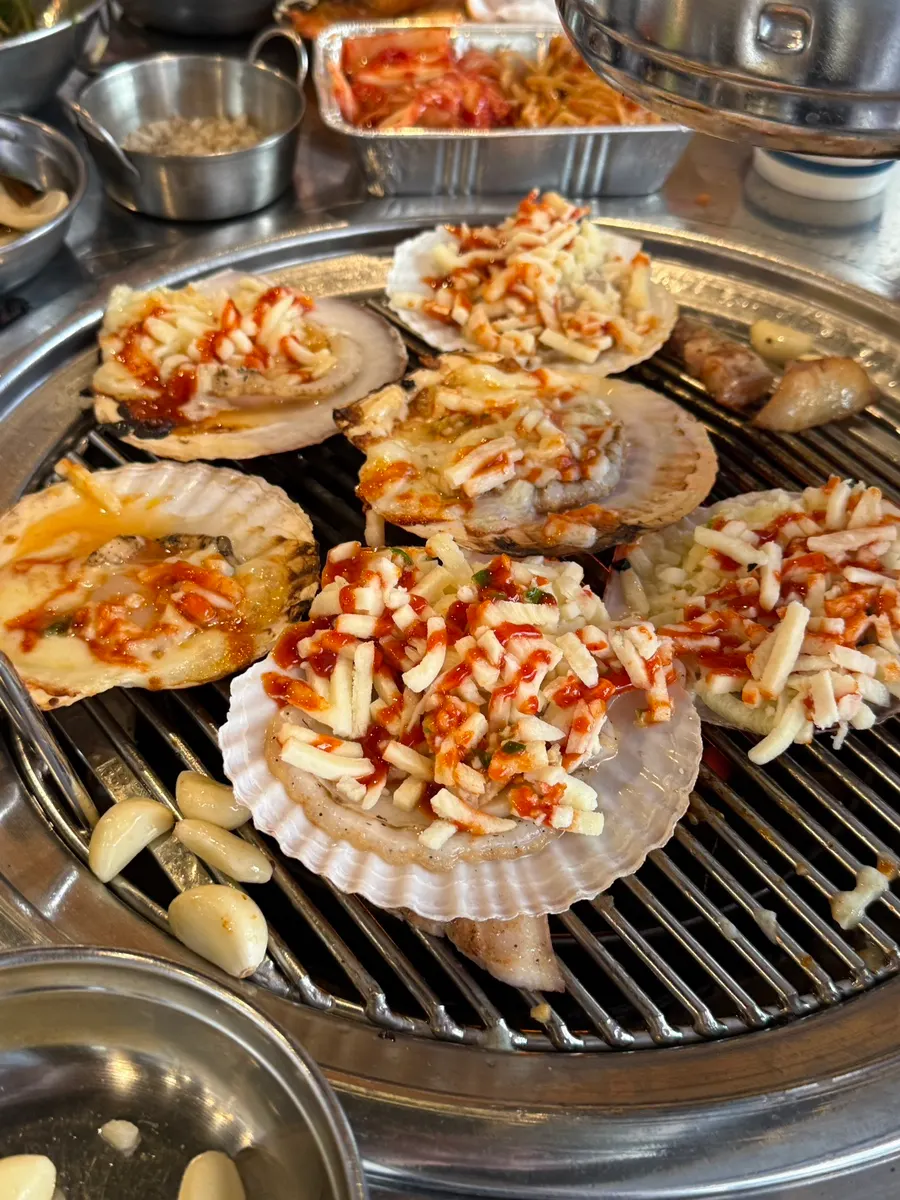 치즈와 양념을 올린 가리비