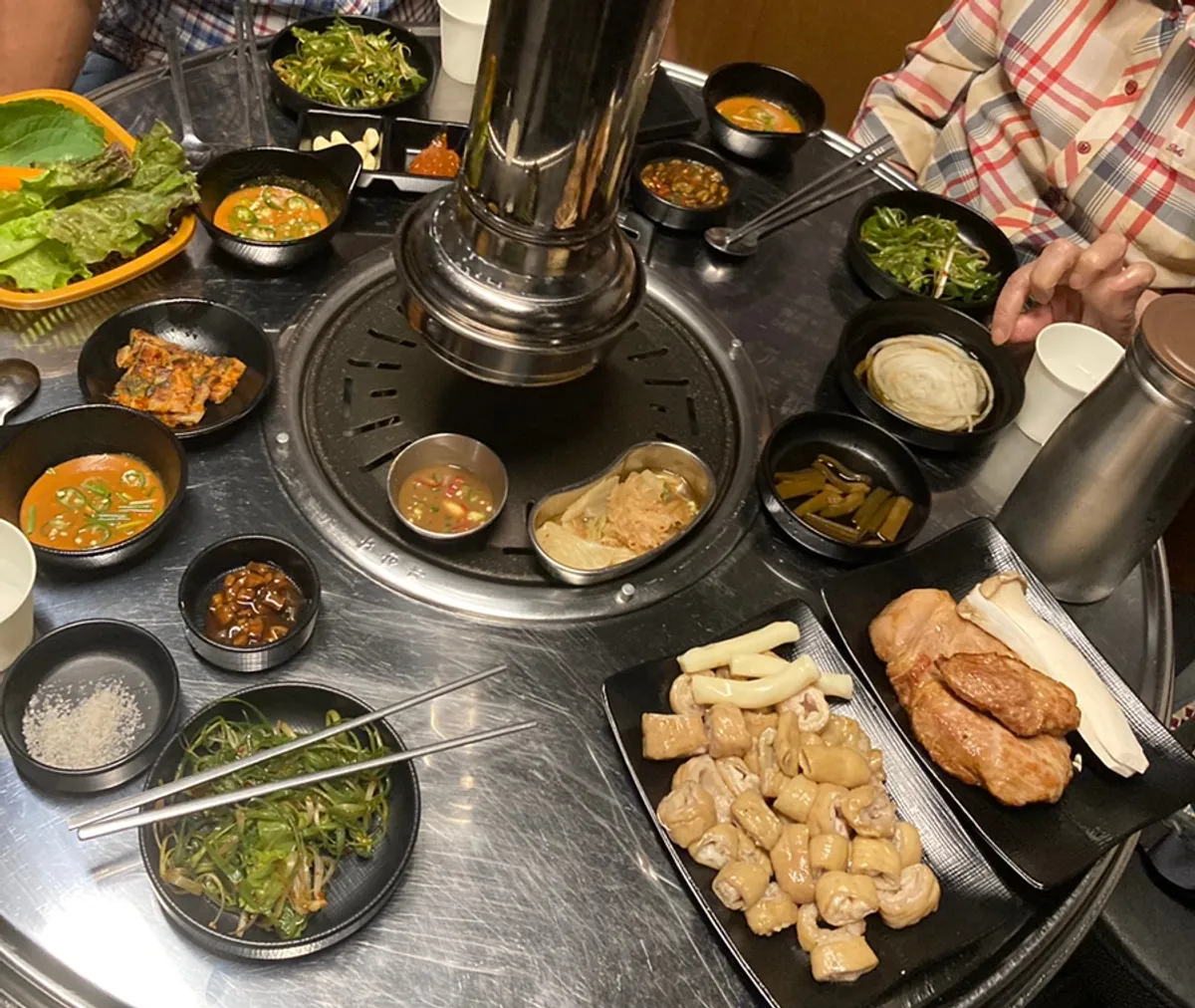 고성동 뚝방 고기와 막창 상차림
