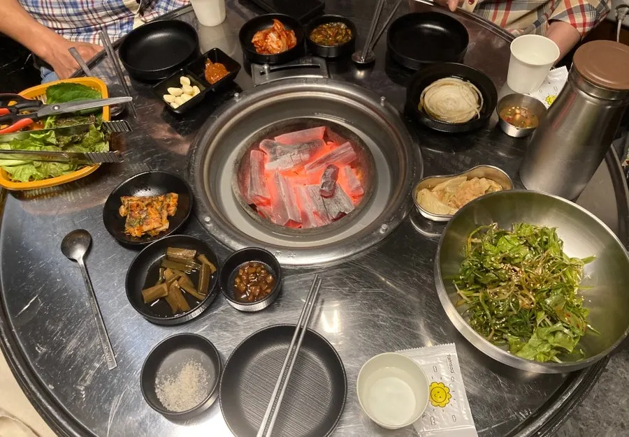 고기 곁들임 밑반찬 상차림