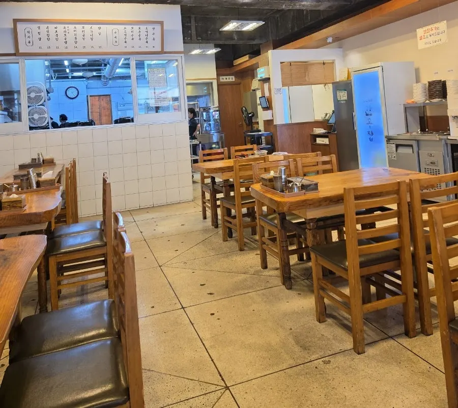 Atmosphere inside Hanwoojang