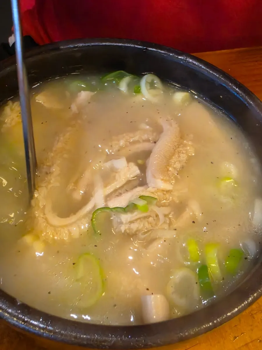 A bowl of Hanwoojang ttaro-gukbap