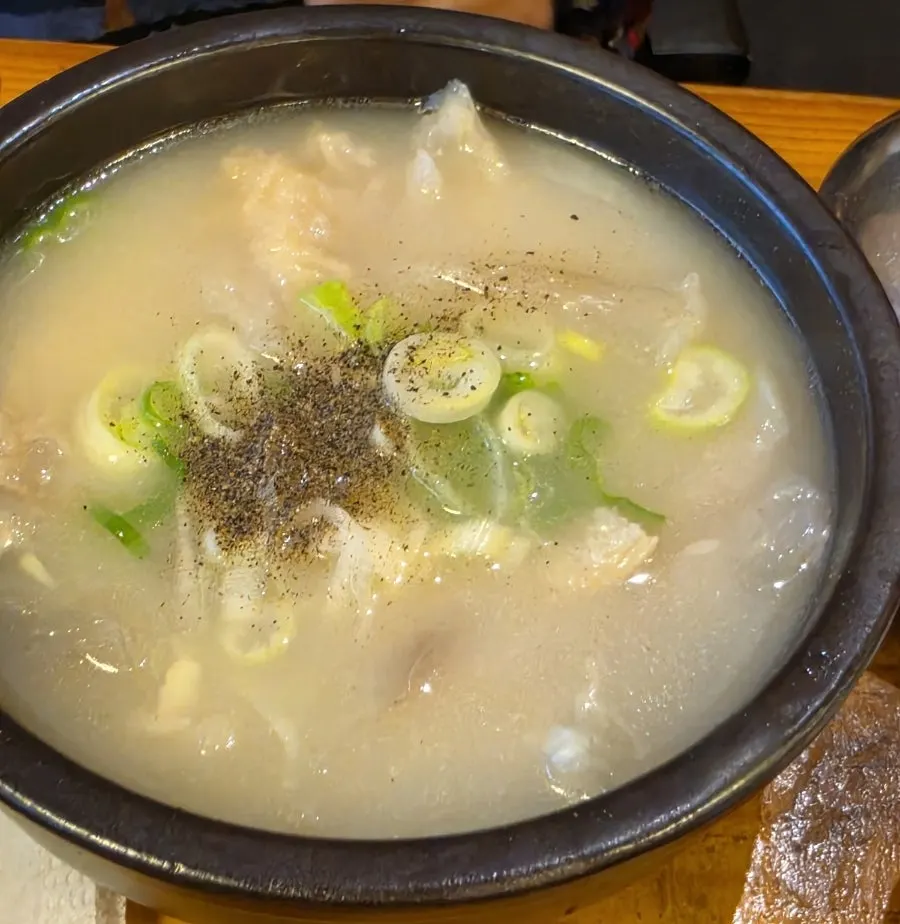 Yangtang and side dishes at Hanwoojang