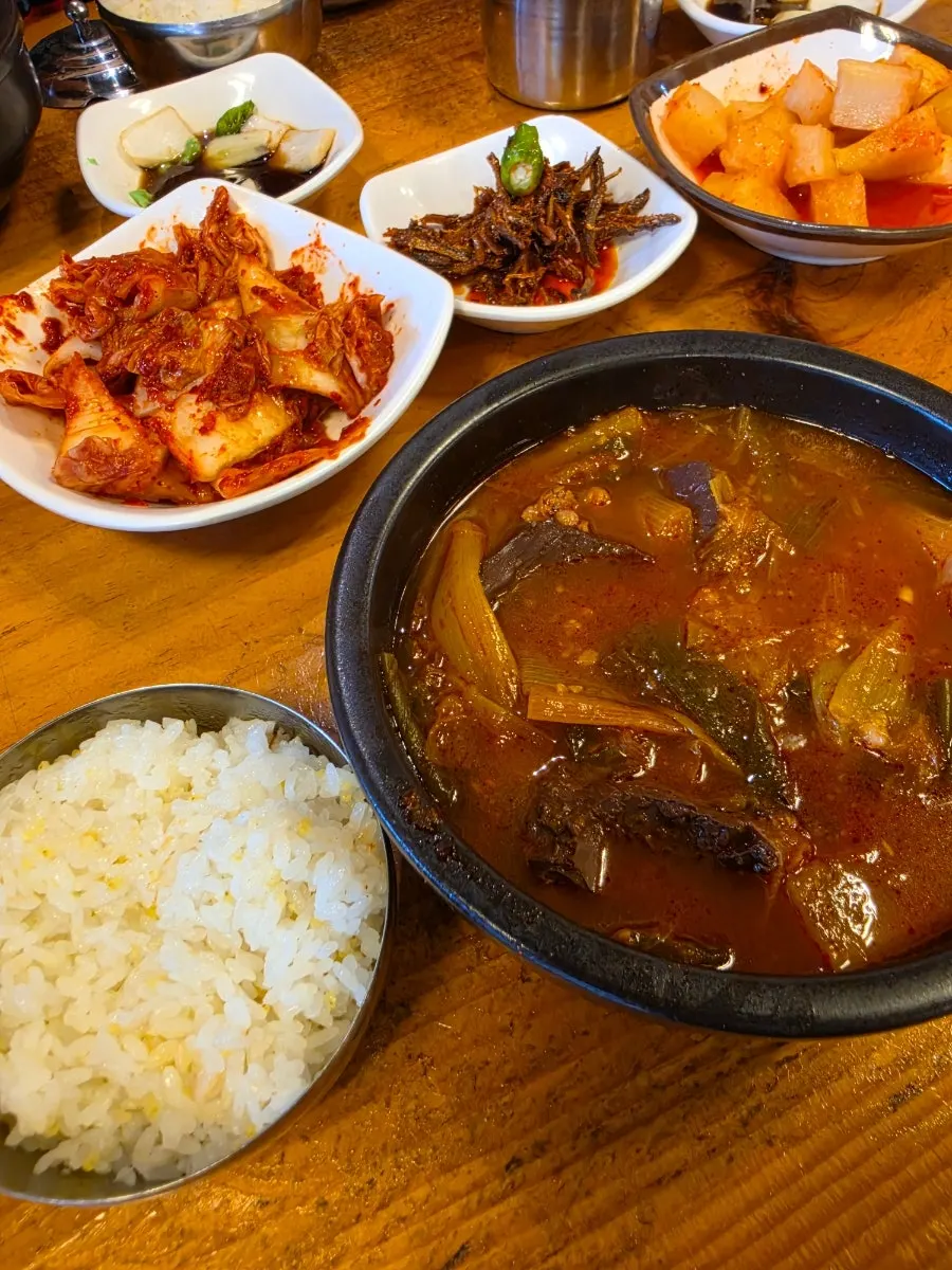 A full dogani-tang meal