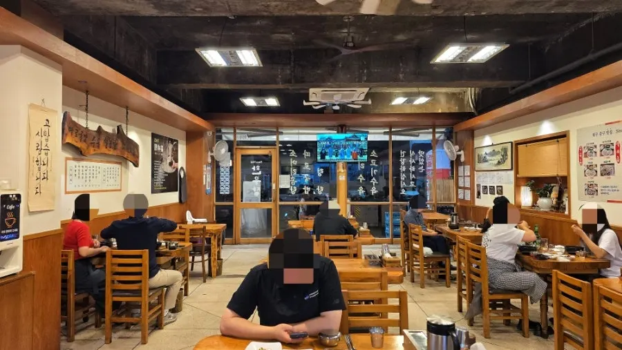 4인용에서 6인용 테이블이 놓인 한우장 홀