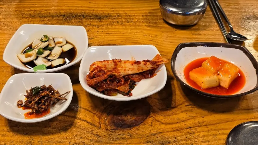 깍두기 배추김치 멸치볶음 기본찬과 양파간장