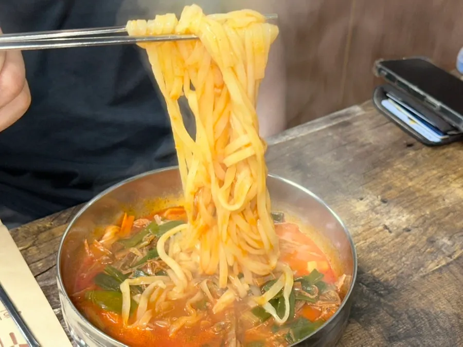 칼국수 면이 들어간 육개장 국물