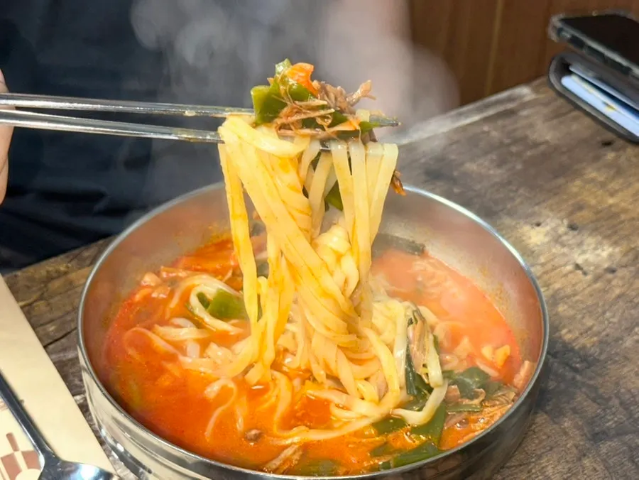 면을 건져 올린 육개장칼국수