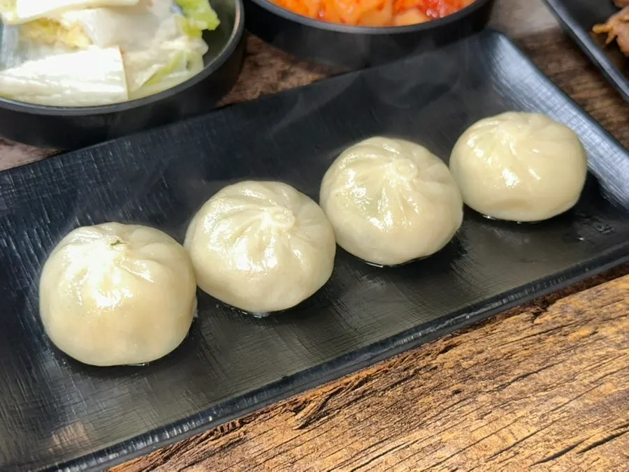 기본이 곱빼기인 큰 육개장칼국수 그릇