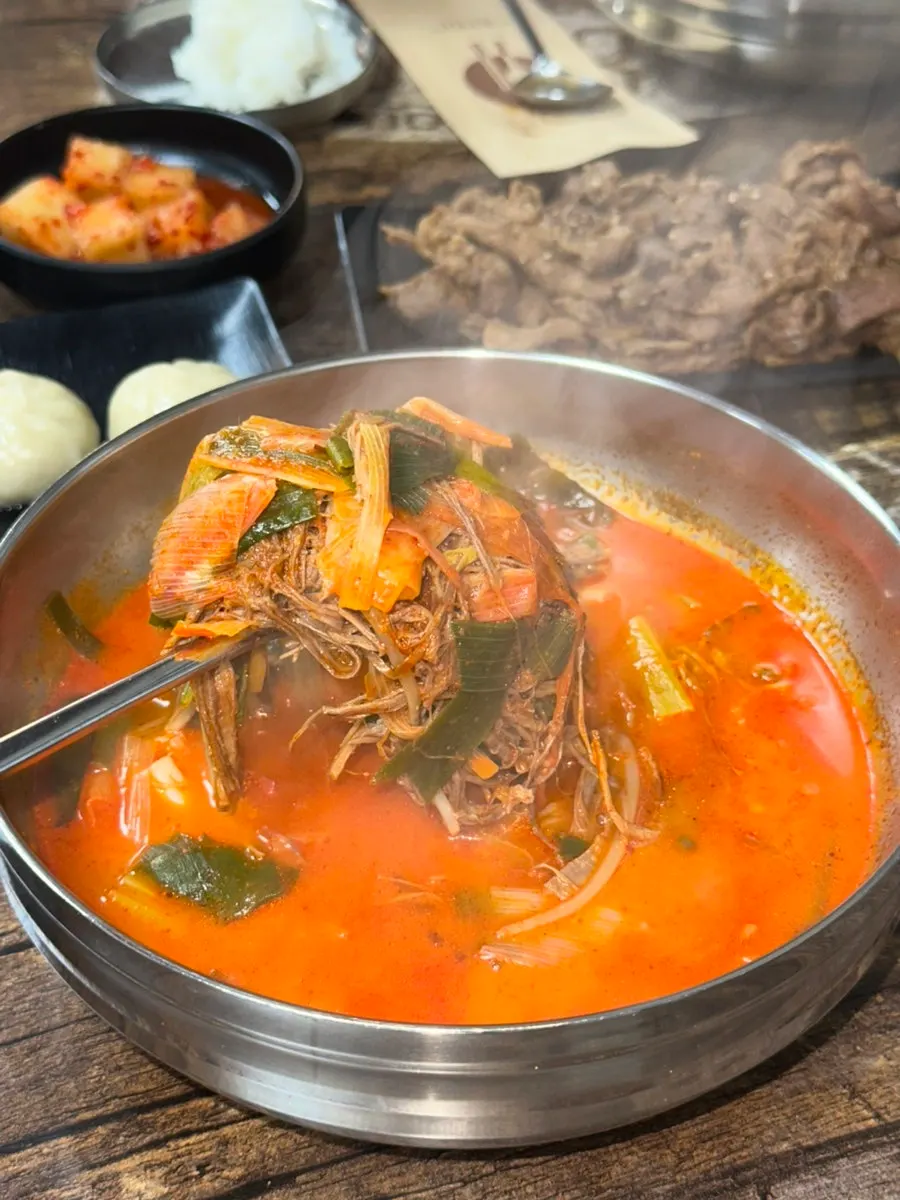 얼큰한 빨간육개장 한 그릇