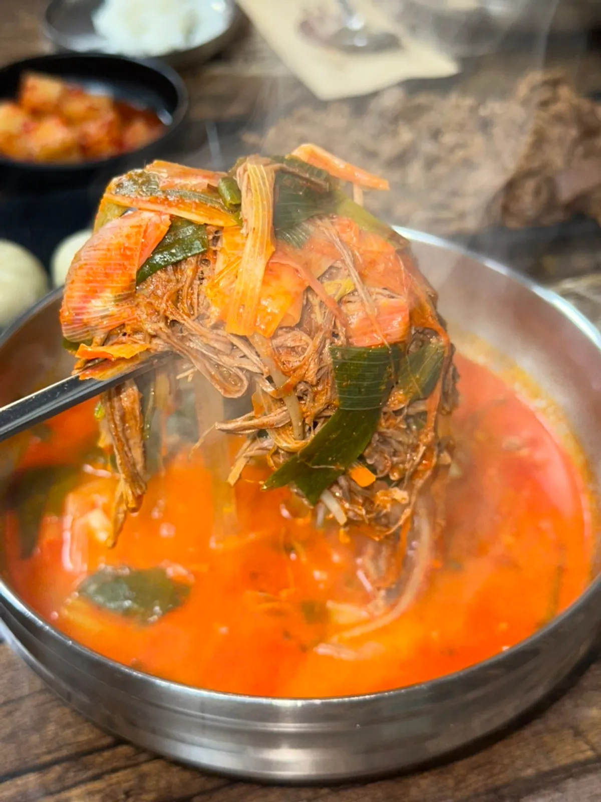 칼칼한 국물의 빨간육개장 클로즈업