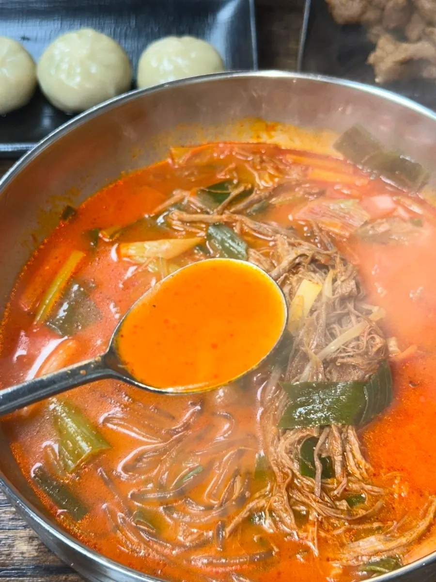 빨간육개장에 밥을 말기 좋은 상차림