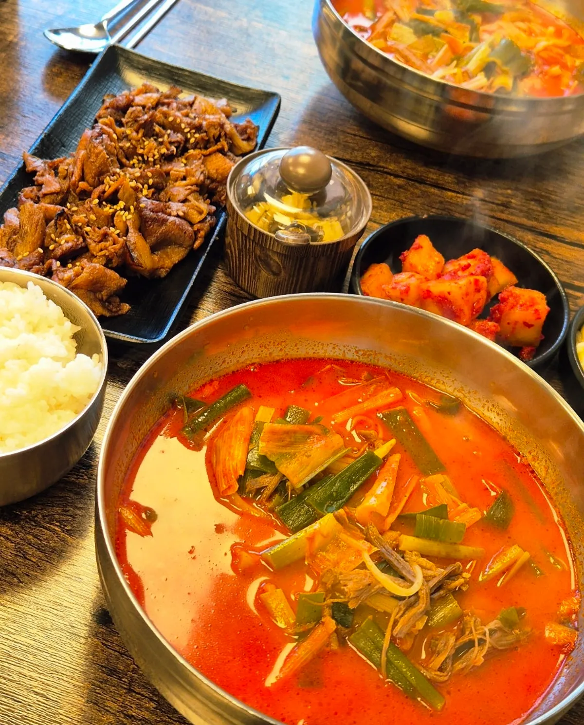 Generous bowl of yukgaejang kalguksu