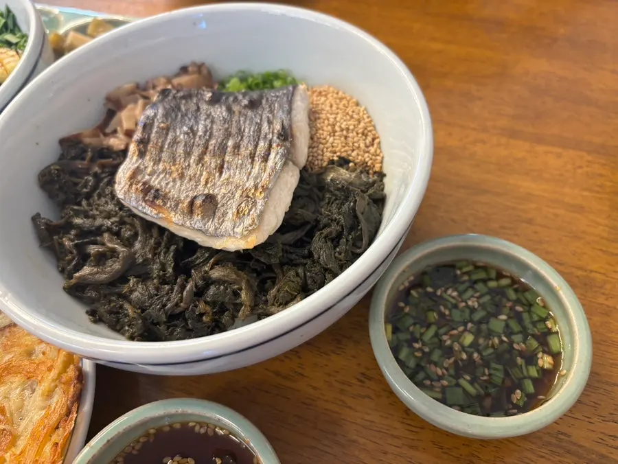 ニラダレを添えたサムチゴンドレ丼