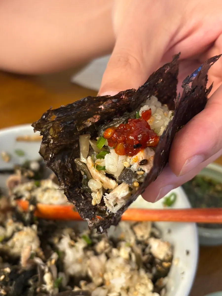 サムチとご飯を混ぜる様子