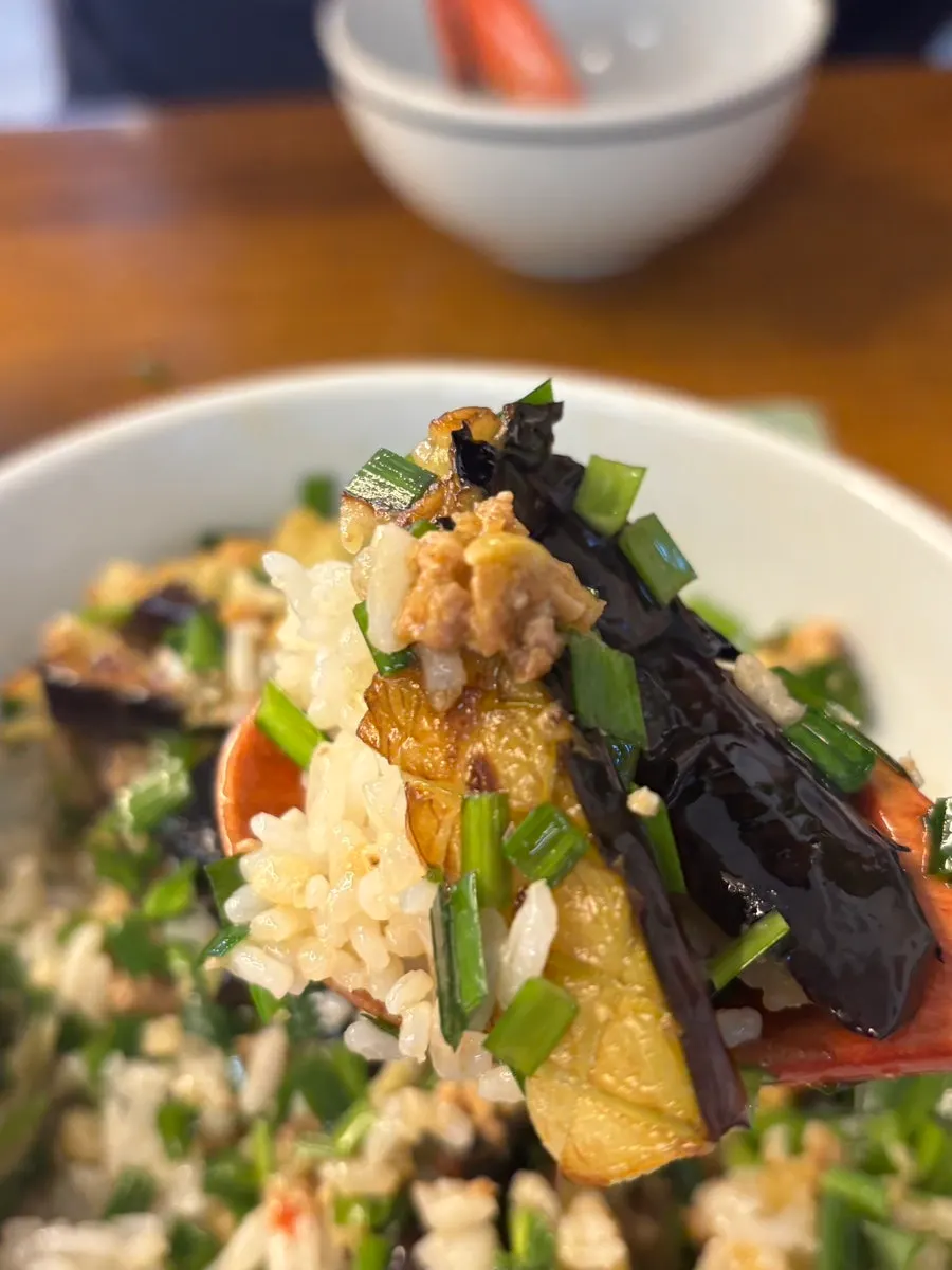 ナスとコンデンジャンを混ぜた丼
