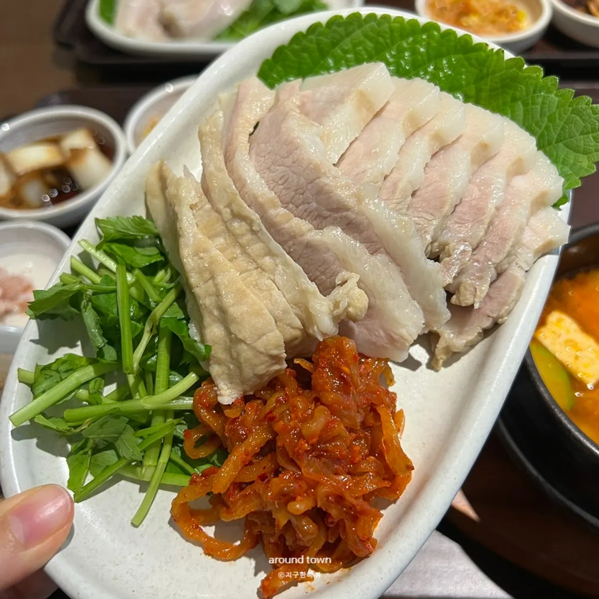 미나리와 곁들임이 담긴 보쌈 한 상