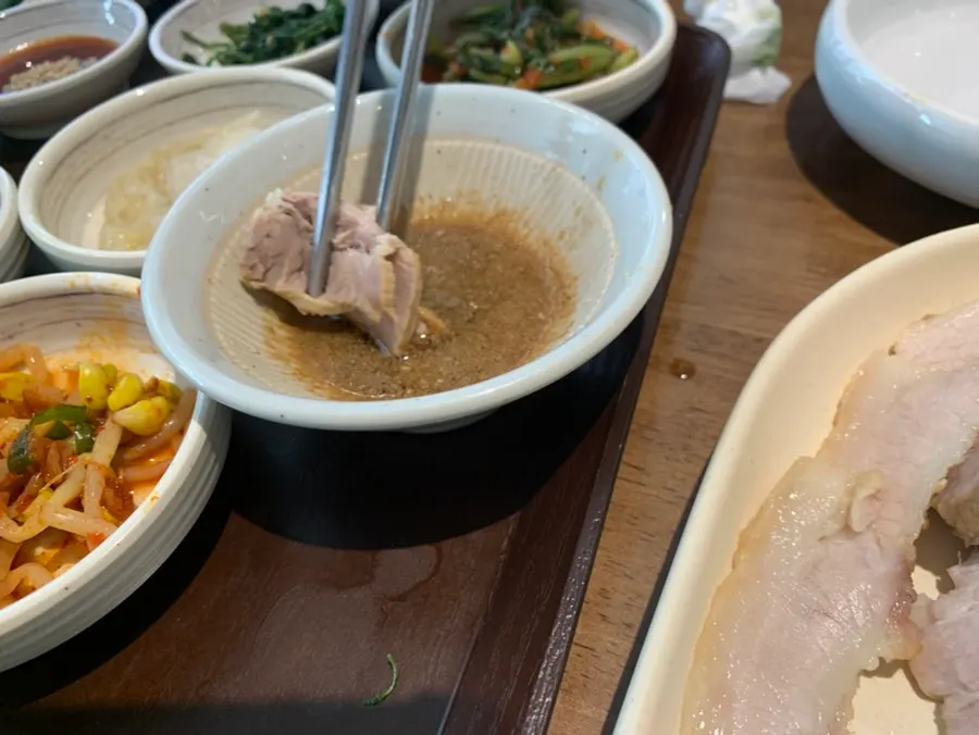 Bossam with handmade seasonal side dishes