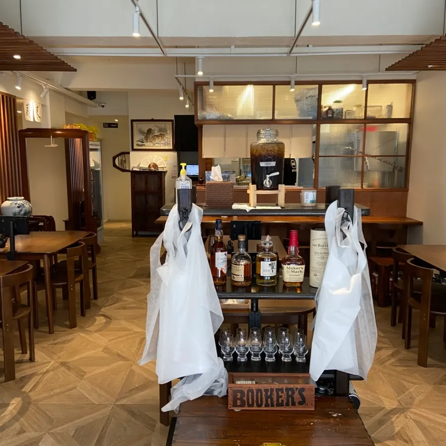 Clean Uldong Bossam dining space