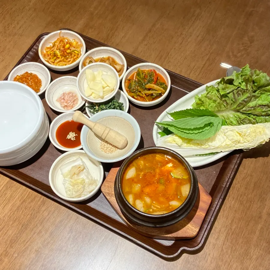 Uldong Bossam basic side dish spread