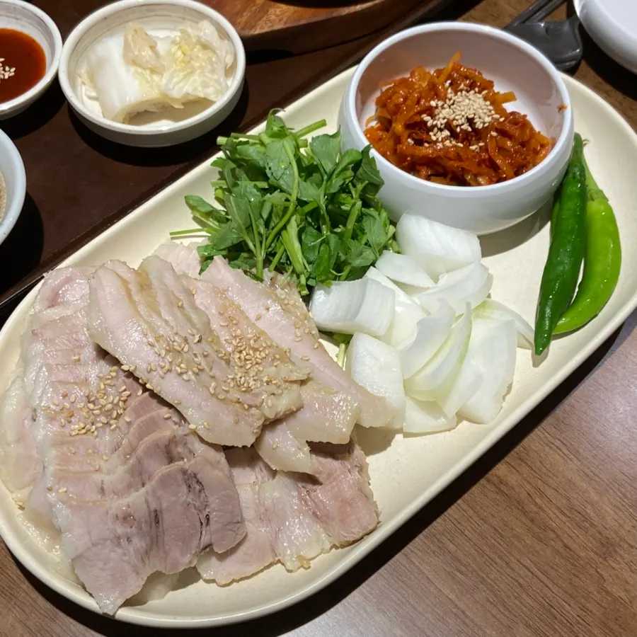 Medium Uldong Bossam table spread