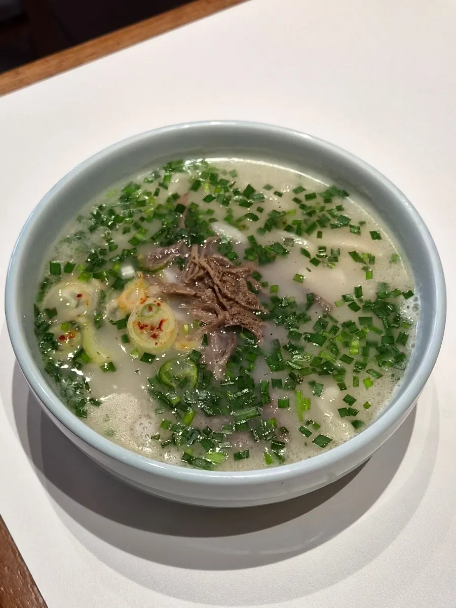 진한 국물의 닭칼국수와 닭다리