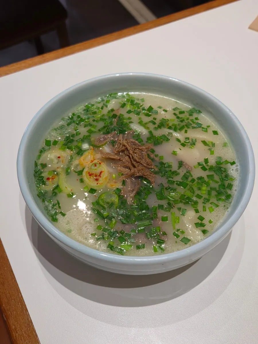 다진마늘을 곁들인 닭칼국수