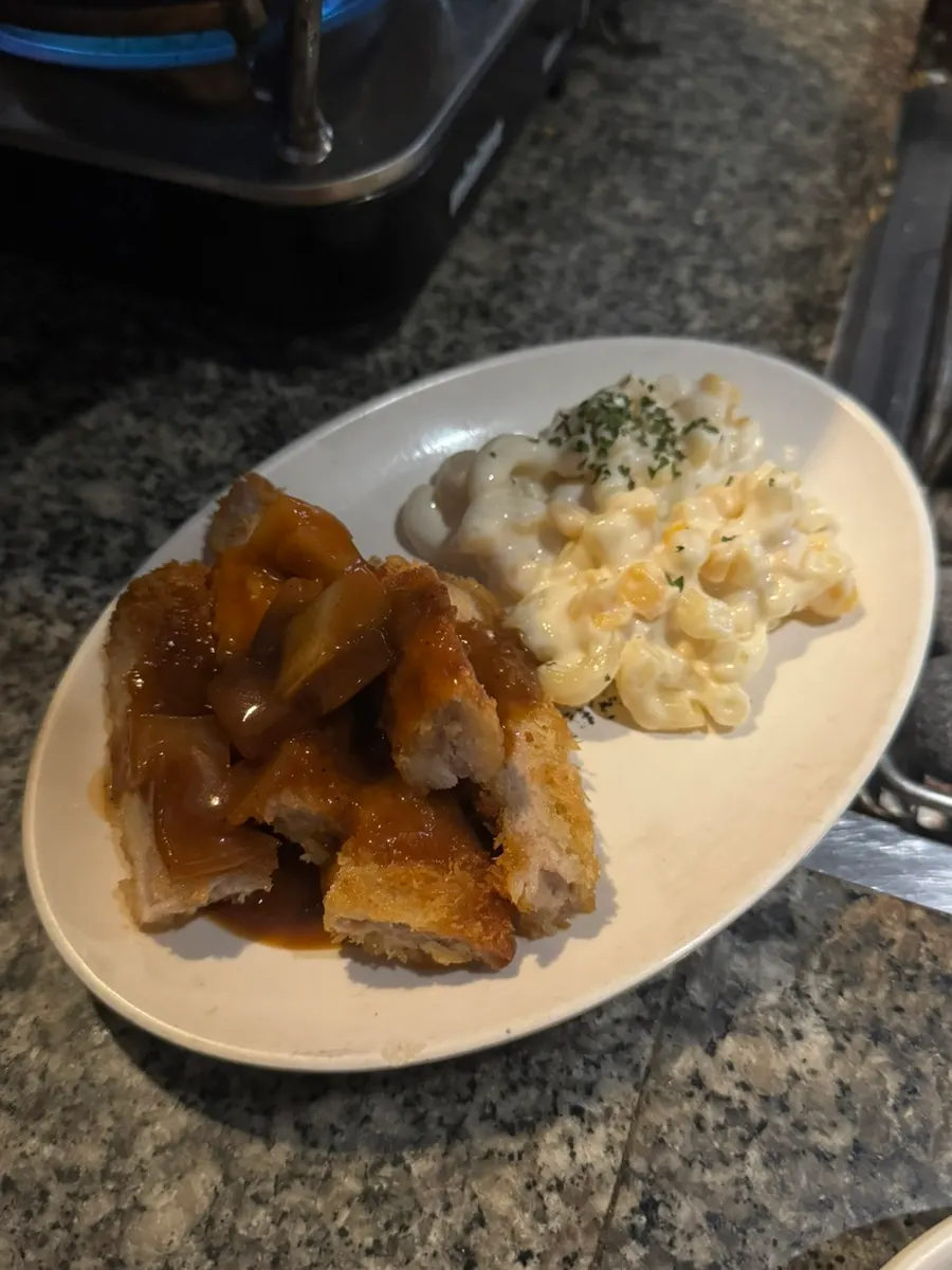 Tonkatsu y ensalada de maíz con mayonesa como acompañantes básicos