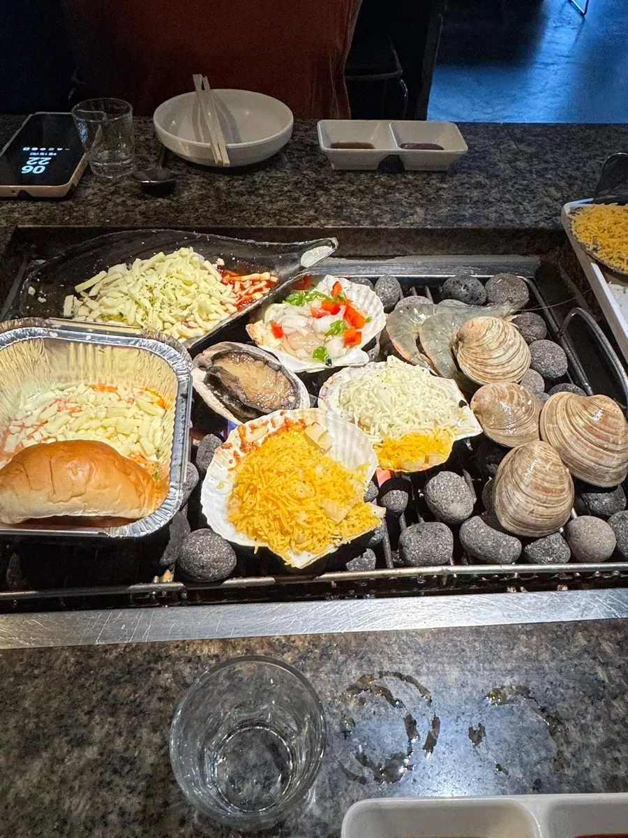 Conchas a la parrilla con abulón y camarón incluidos