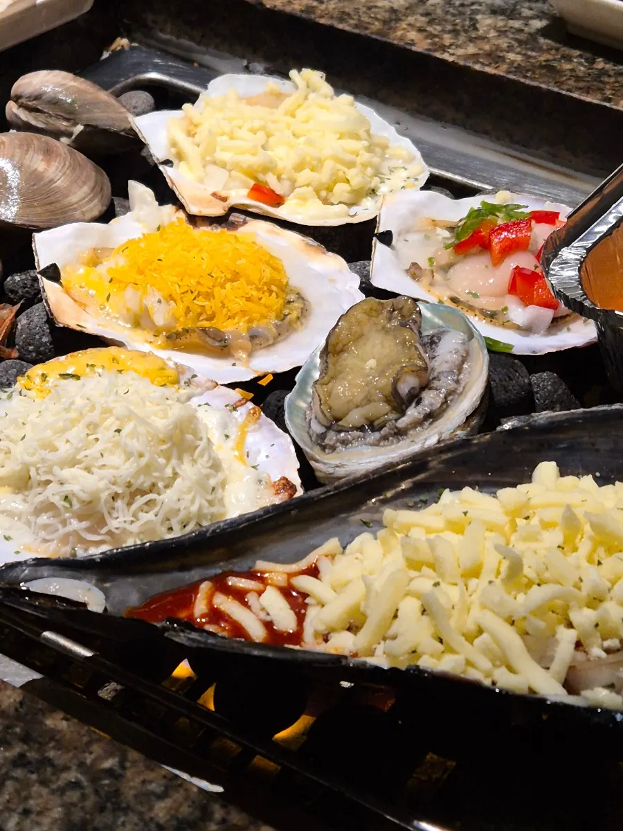 Grilled shellfish 2-3 set placed on the grill