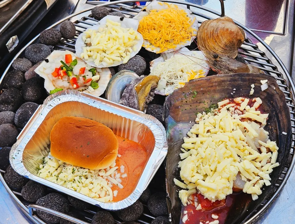Dinner rolls with cheese grilling on the shellfish pan