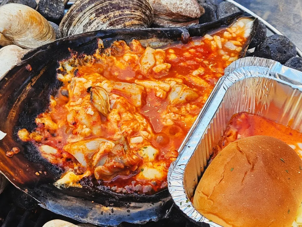 Fan mussel grilled with spicy sauce and cheese