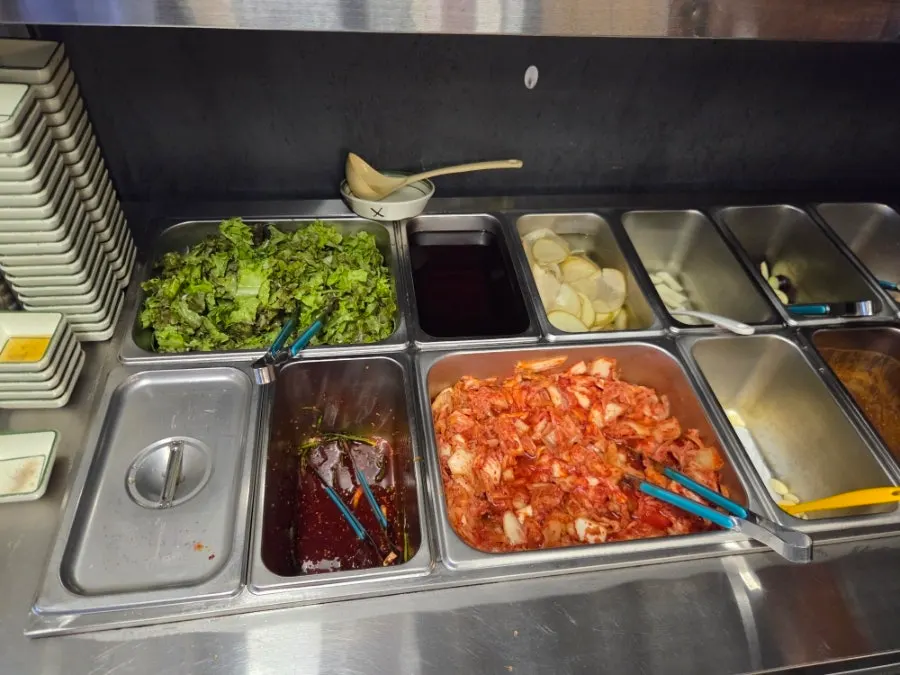 테이블에 세팅된 고기 밑반찬