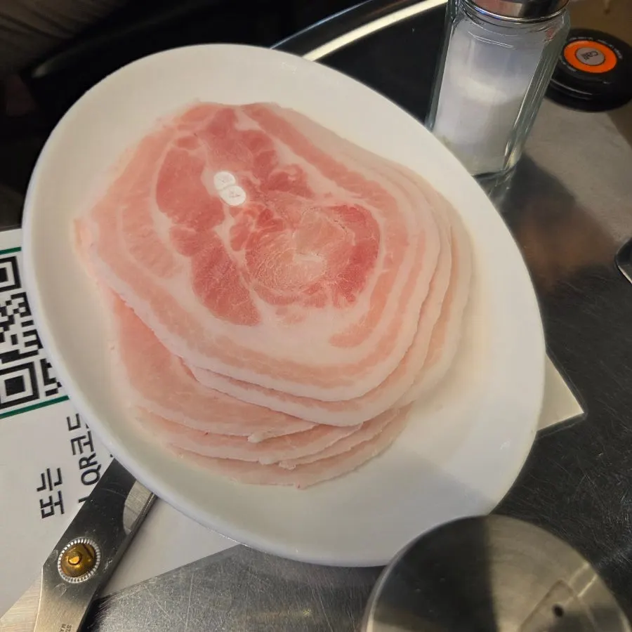 일회용 앞치마와 고기 상차림