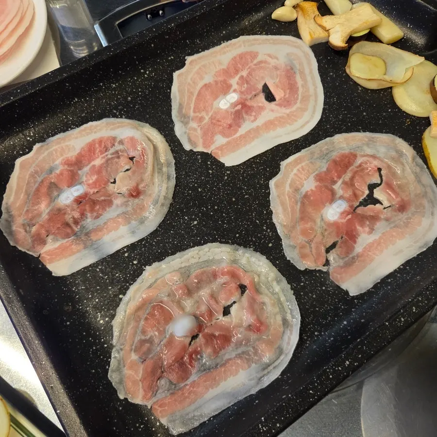 塩コショウで味付けする冷凍サムギョプサル