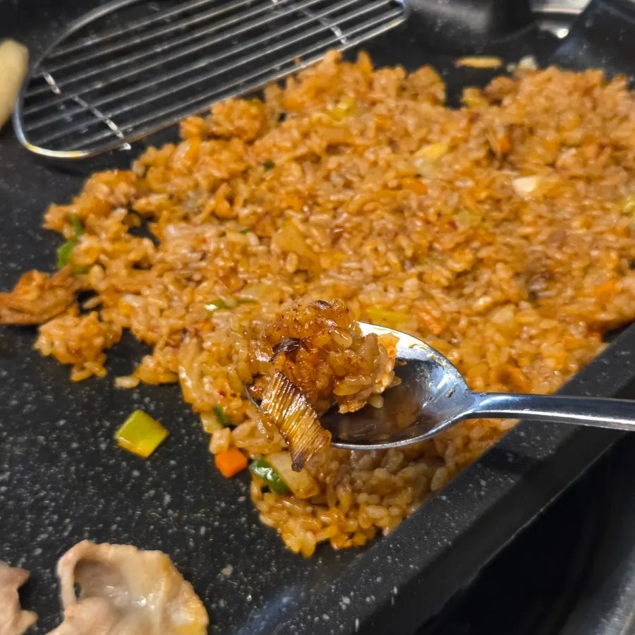 조리되어 나온 수영볶음밥