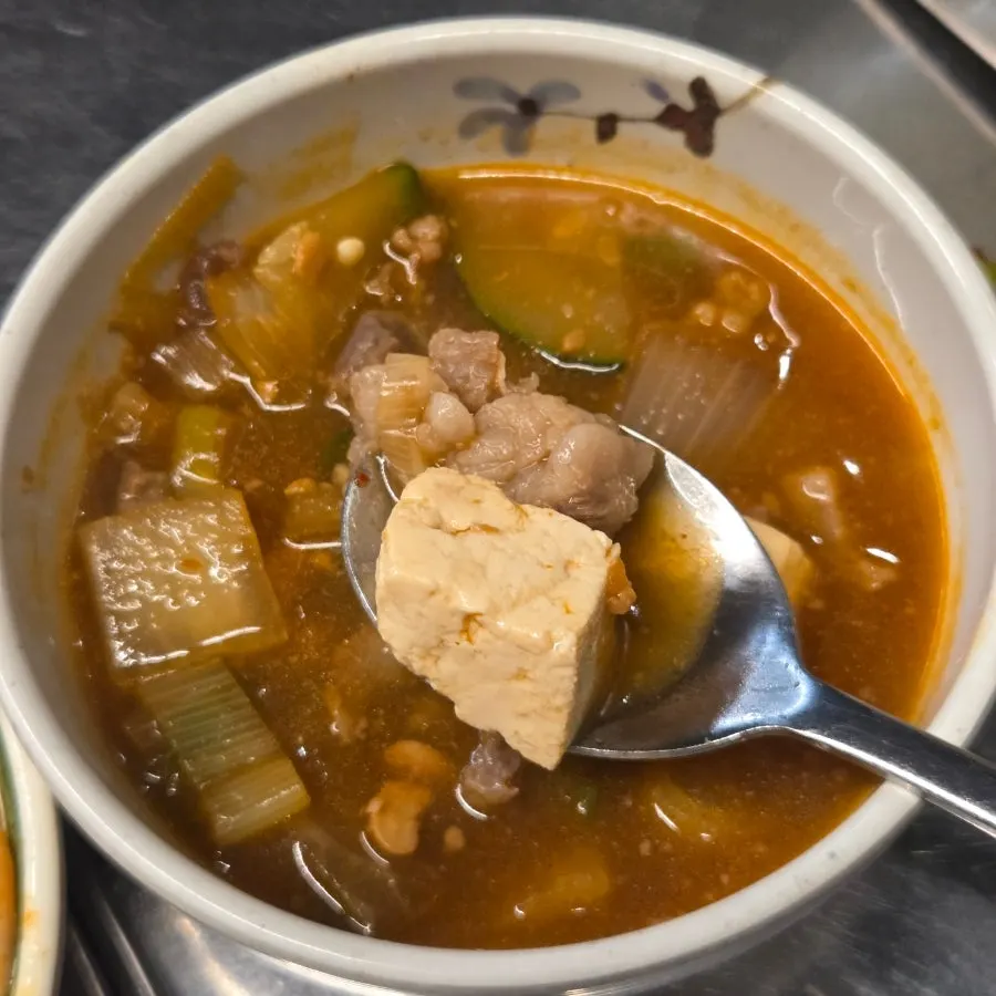 두부와 야채를 곁들인 된장찌개