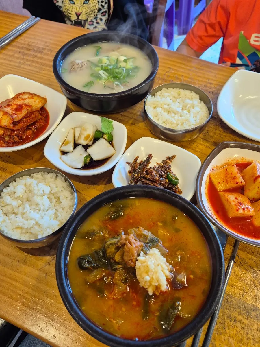 한우장 따로국밥과 기본 찬
